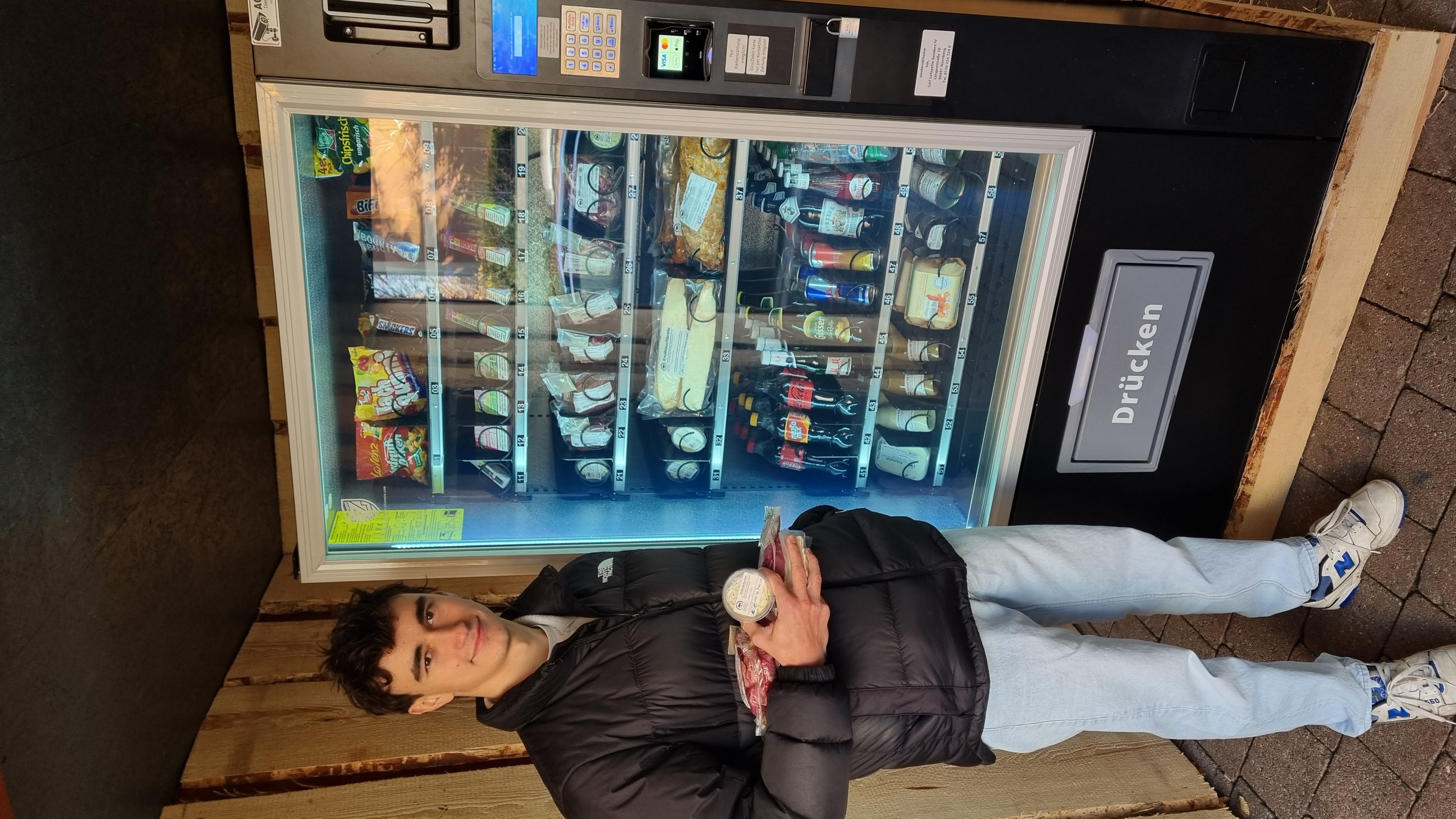 Befüllter Snack- und Getränkeautomat von Automaten Zitzmann im Außeneinsatz