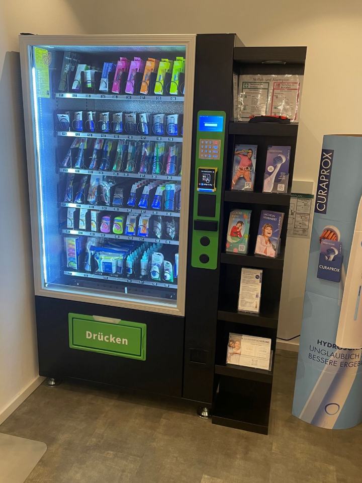 Automat mit Zahnbürsten und Zahnpflegeprodukten bei Fit For Zahn in Erlangen