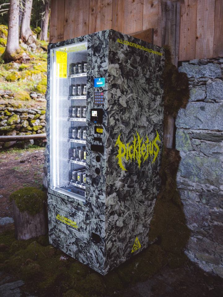Automat im Design von Nike ACG an einer Holzhütte in Chamonix