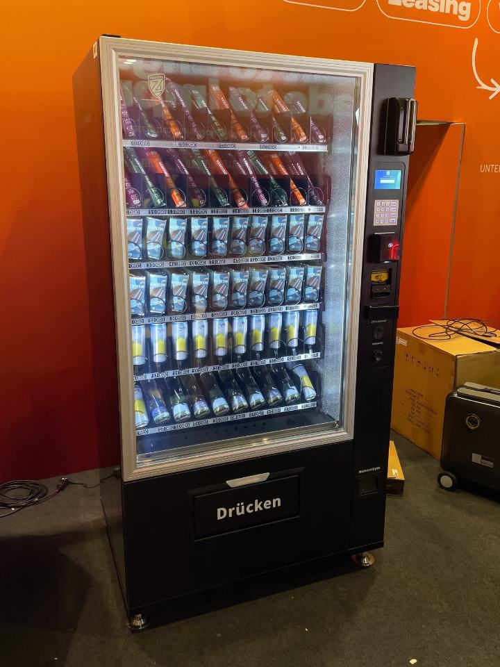 Messeautomat mit Snacks und Getränken bei OMR in Hamburg