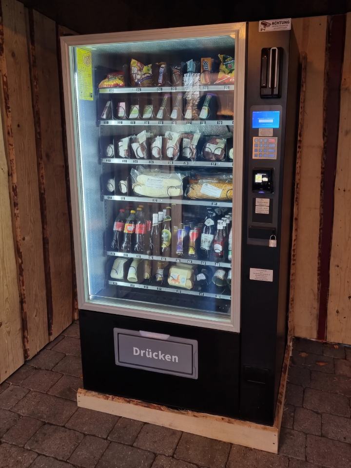 Befüllter Automat von sanders@home in Nürnberg mit Fleisch, Snacks und Getränken
